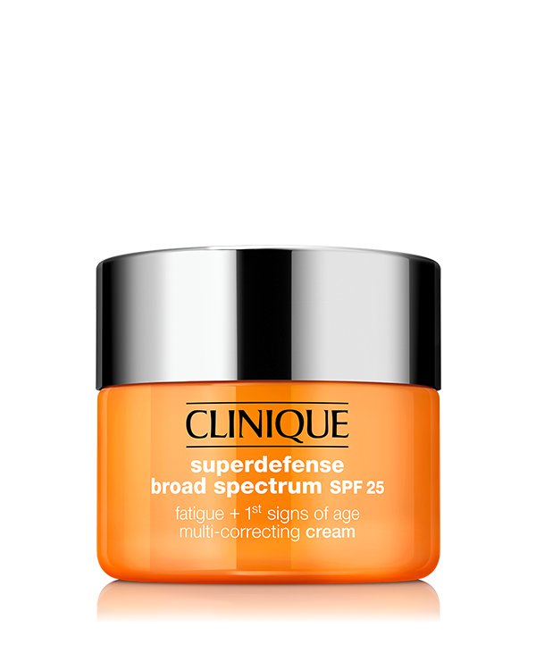 Superdefense SPF 25 Fatigue + 1st Signs Of Age Multi-Correcting Cream, Virkistävä kosteusvoide aurinkosuojakertoimella, joka suojaa ihoa ympäristön haittavaikutuksilta ja ennaltaehkäisee ihon ennenaikaista vanhenemista. Sisältää 7 superfoodia jotka ravitsevat ihoa. Iho pysyy heleänä jopa 12 tuntia.